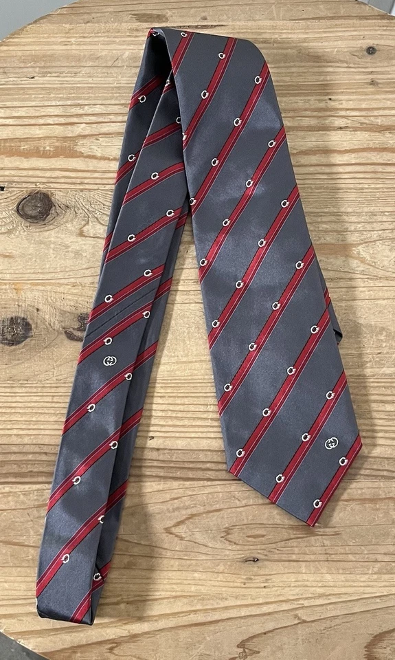 Corbata de Seda GUCCI Vintage Gris Rojo Rayas GG Hecha a Mano en Italia 53.5" L Foto 2 de 4
