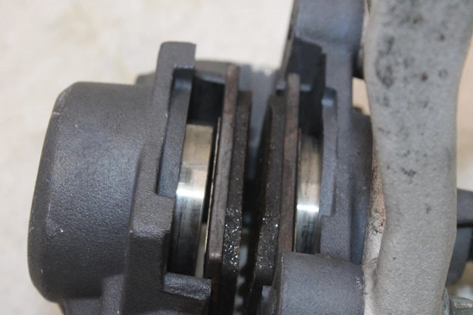 2006 SUZUKI GS500F PINÇA DE FREIO TRASEIRA FABRICANTE DE EQUIPAMENTO ORIGINAL COM SUPORTE DE MONTAGEM - Imagem 4 de 4