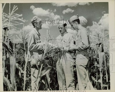 1945 Press Photo Pfc. William Hamilton & officers in corn field, Camp Carson, CO
