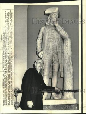 1970 Press Photo Senator Richard B. Russell poses by Benjamin Franklin statue
