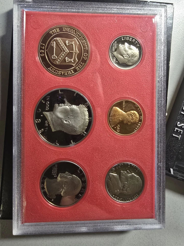 1982 US Proof Set With Toning And Rotations - Image 2 of 3