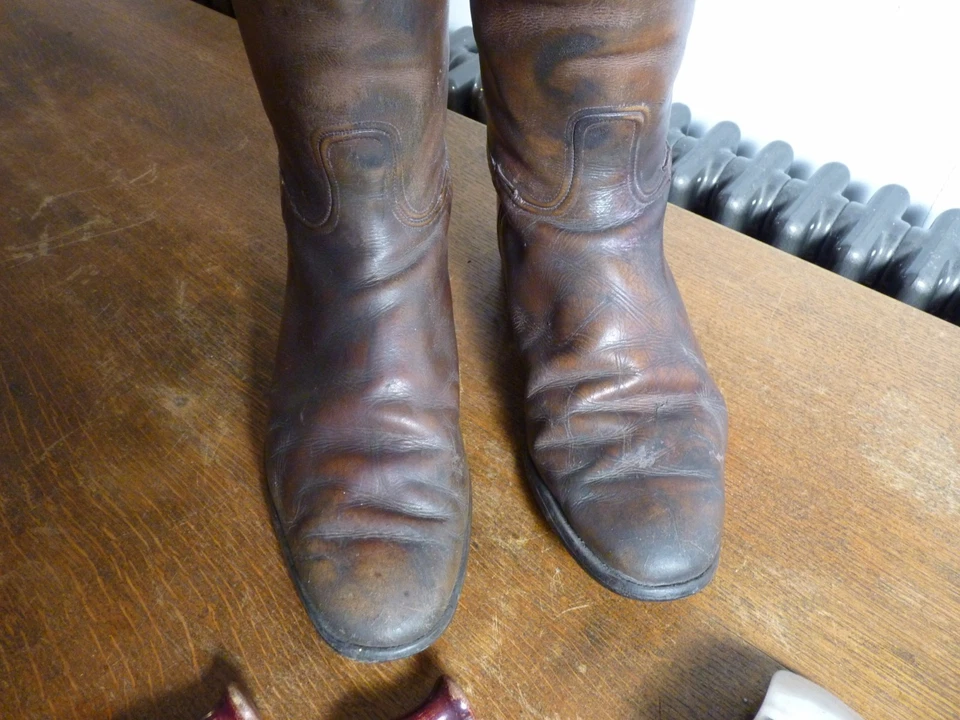 VINTAGE / ANTIQUE LAWRENCE & SONS LEATHER LONG /TALL HORSE RIDING BOOTS & HOOKS - Image 3 of 4