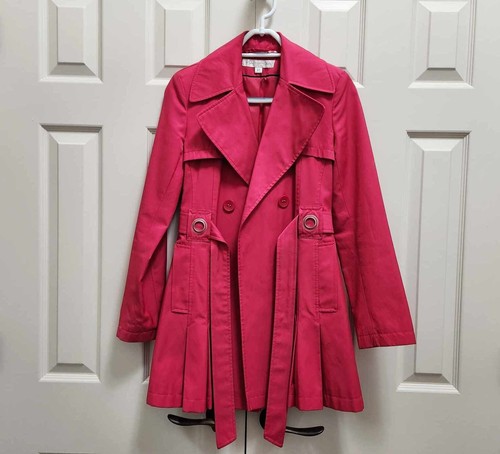 Via Spiga wasserdichter zweireihiger plissierter himbeerfarbener Damen-Trenchcoat Gr. XS