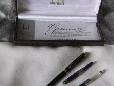 DUNHILL FOUNTAIN PEN, BLACK LACQUER RESIN, GOLD TRIM, CIRCA 1976