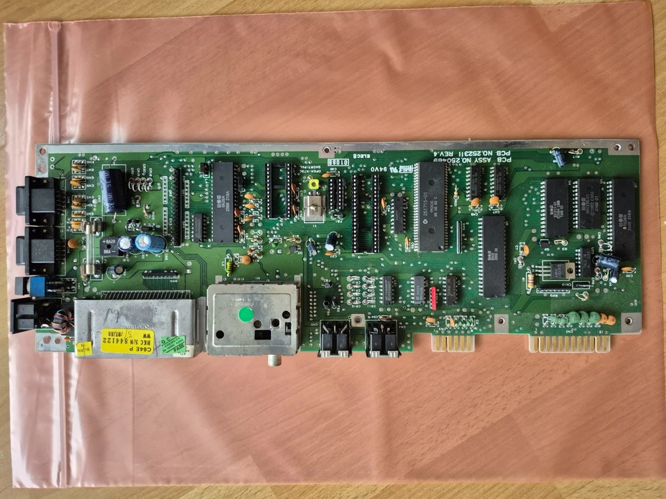 ✅ Motherboard Commodore 64 C64 Model 250469 252311 REV 4 ⭐ ohne Chips ⚡️