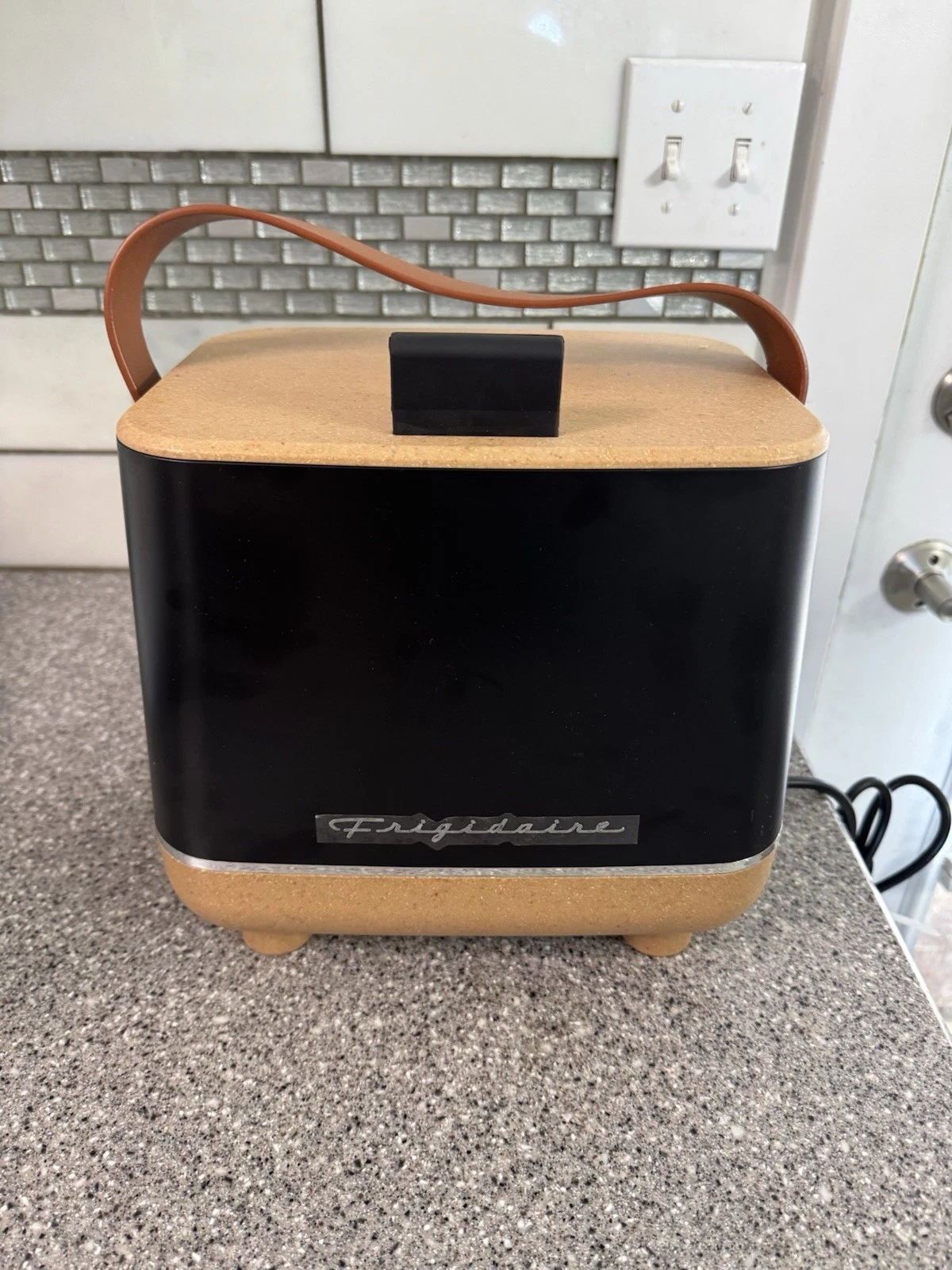 Frigidaire Top-Opening 6-Can Beverage Insulated Retro Mini/Cooler - Cork/Black
Opens in a new window