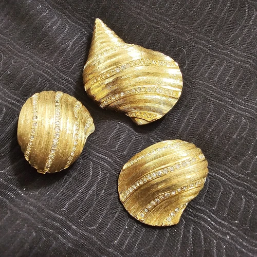 Lot boucles d'oreilles et broches Christian Dior vintage