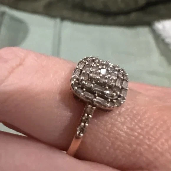 Anillo de diamantes enchapado en oro de plata de ley Foto 4 de 4