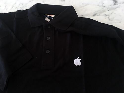 Camisa polo vintage de empleado de Apple con logotipo bordado negra
