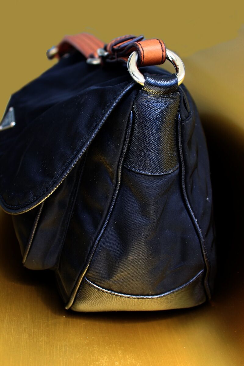 PRADA CLASSIC SHOULDER bag, heavy leather strap. In near PRADA CLASSIC SHOULDER bag, heavy leather strap. In near