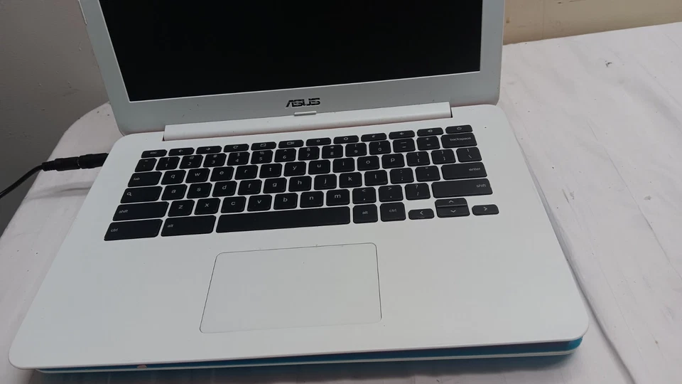 Lote de 2 Notebook Laptop ASUS C300S 13.3" Pantalla LCD Intel Celeron Para Piezas Foto 2 de 4