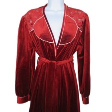 Vintage Anne Leslie Red Velvet Robe Embroidered Floral Detail Medium Made In USA