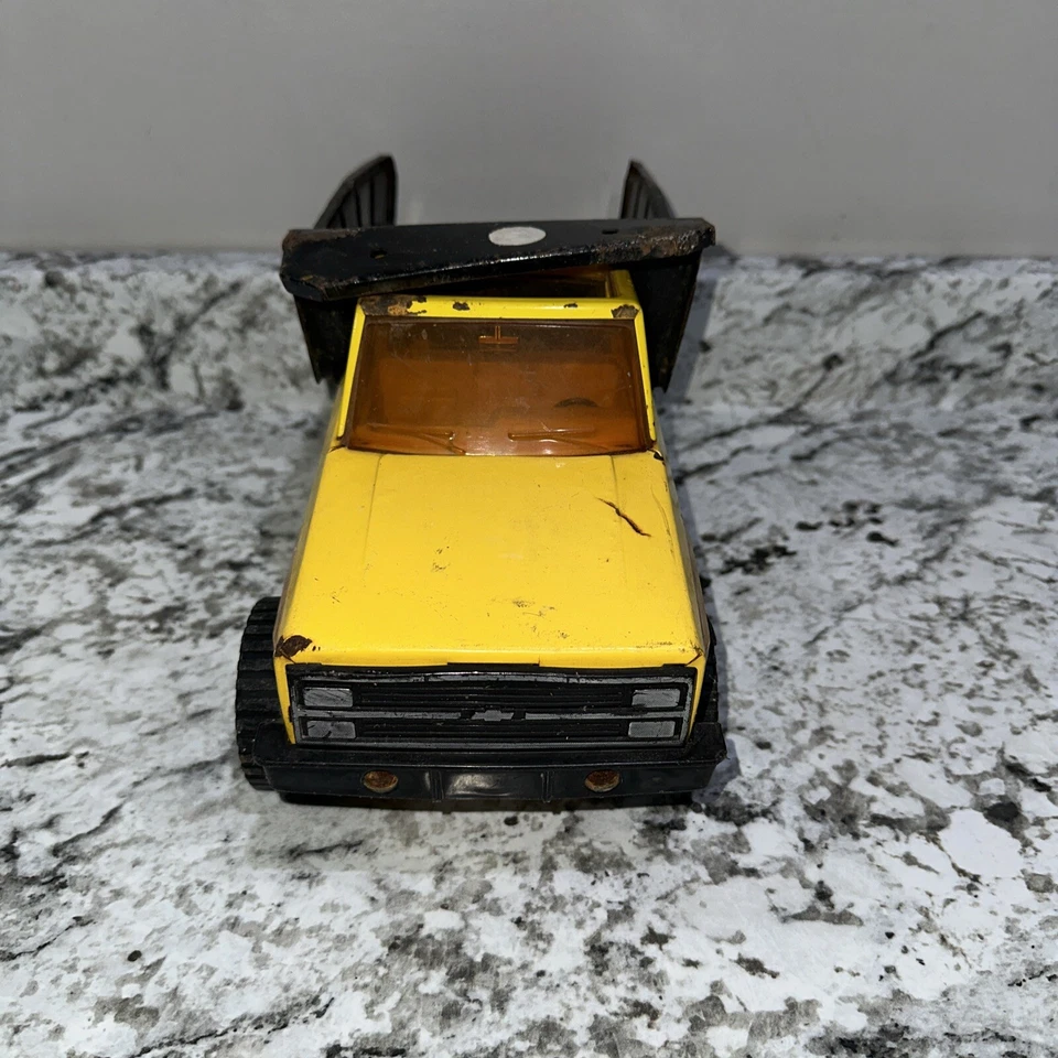 Vintage 1983 Tonka Chevy dump truck pressed steel toy truck. USA - Image 2 of 4