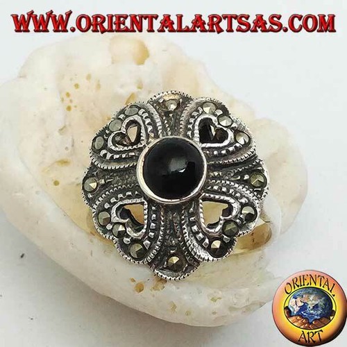 Anillo de Plata 925‰ Ónix Redondo Rodeado De 4 Corazones Calado Y Marcasita - Imagen 4 de 6