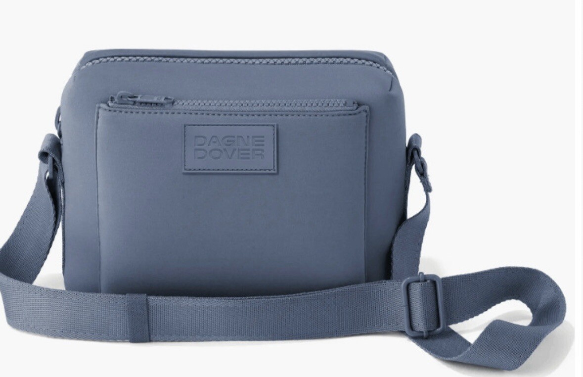 【DAGNE DOVER】ユニセックス★MICAH ショルダーバッグ Neoprene Crossbody Bag | Water-Resistant Crossbody Bag