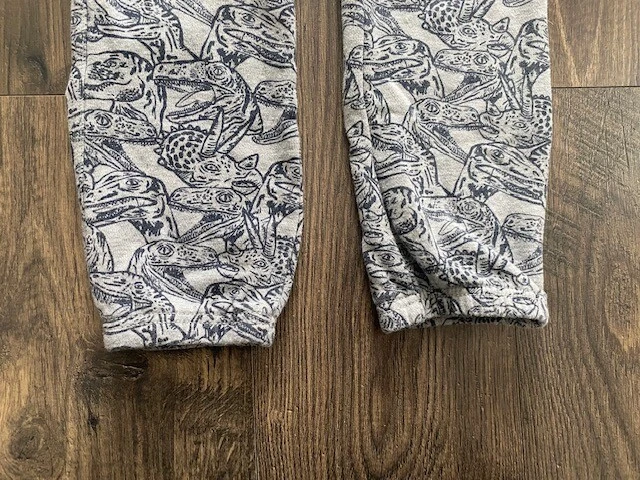 Calça de Moletom *GUC* GYMBOREE Cinza e Azul Marinho Dinossauro Cordão, Tamanho M 7-8 - Imagem 4 de 4