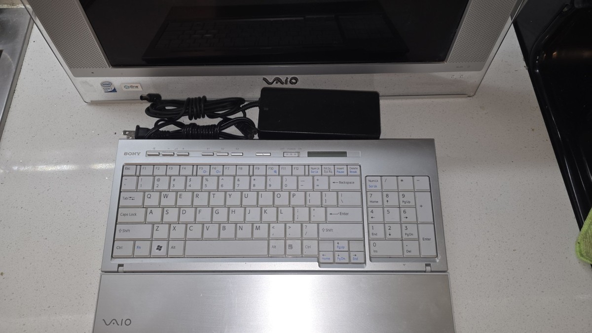 Sony Vaio PCG-252L Personal Computer with Origina Keyboard. FOR