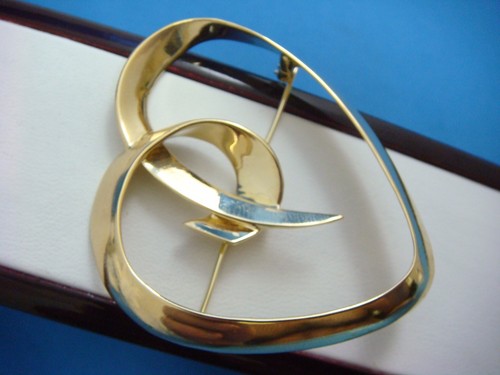 TIFFANY&CO VERY LARGE 18K YELLOW GOLD HEART BROOCH-PENDANT, 22.2 GRAMS - Picture 2 of 12