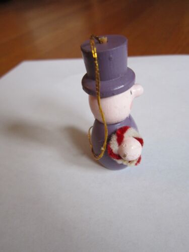Vtg Christmas Ornament Wood Man in Top Hat Wreath Purple Small 2" 1990s FreeShip - Picture 2 of 9
