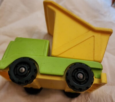 VINTAGE FISHER PRICE LITTLE PEOPLE GREEN-YELLOW DUMP TRUCK