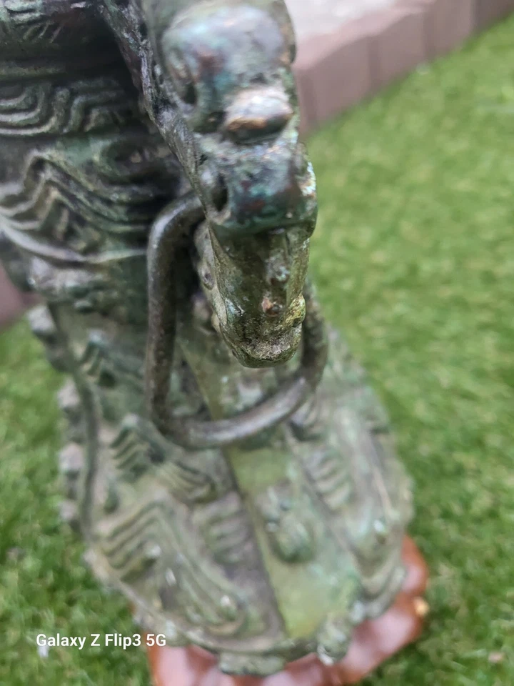 Jarrón templo ritual de hierro chino antiguo de la dinastía Shang de China con botella abierta Foto 3 de 4