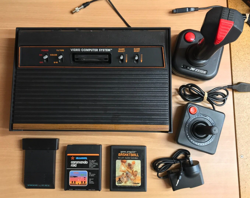 ATARI 2600 4-SWITCH WOODY CONSOLE + 3 GAMES - Picture 1 of 10