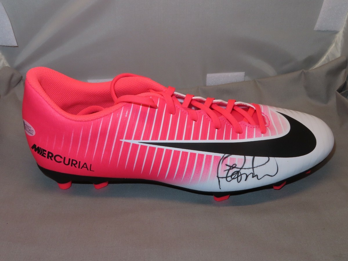 Philippe Coutinho Signed Nike Soccer Cleat Boot Auto Beckett BAS Witness  COA 1C