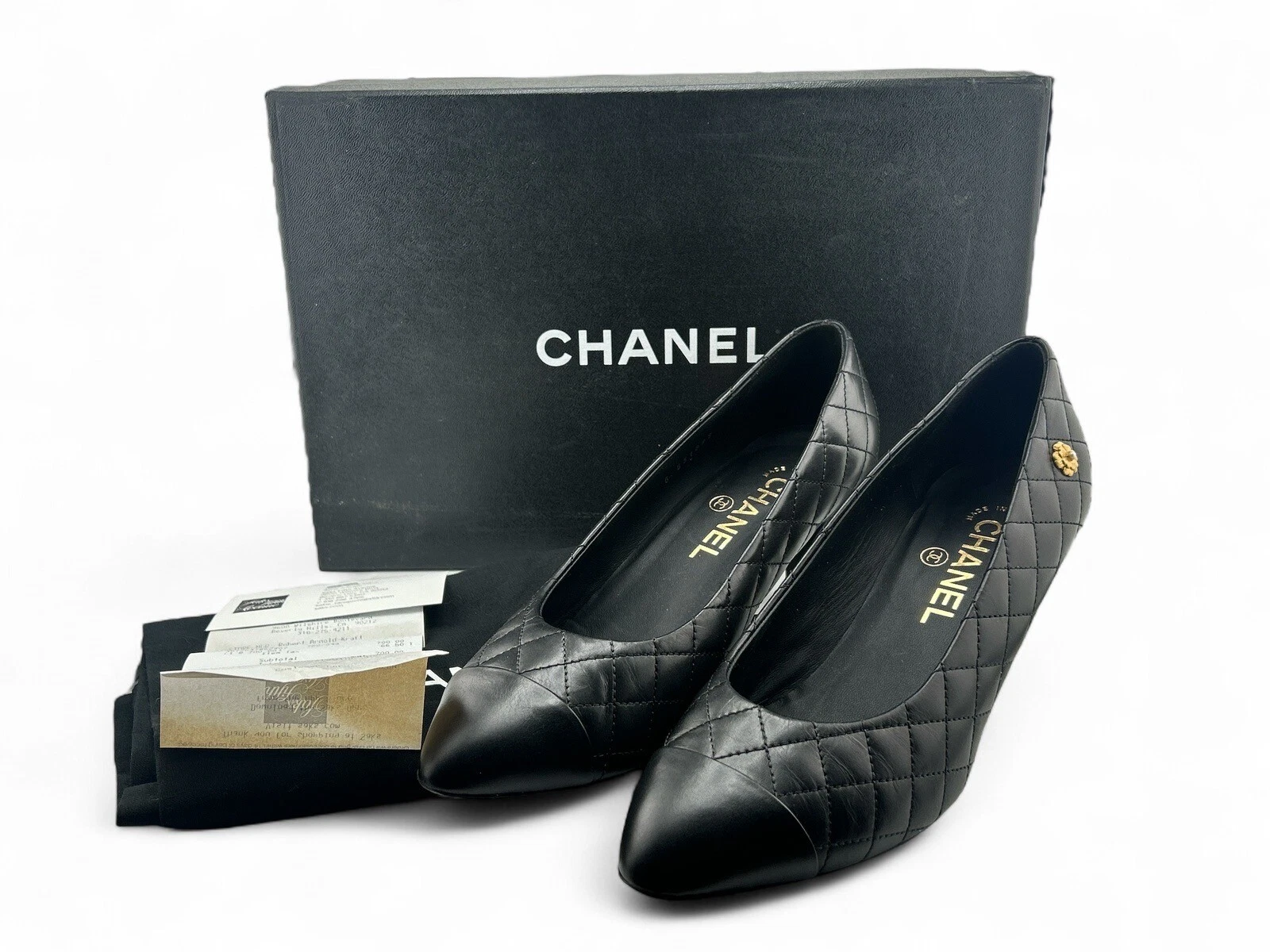 Scarpe decolte CHANEL Cameilla nere trapuntate pelle di vitello punta oro design floreale tacco