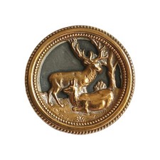 Viktorianischer Bildknopf aus Messig, plastisches Relief mit einem Hirsch, 1890