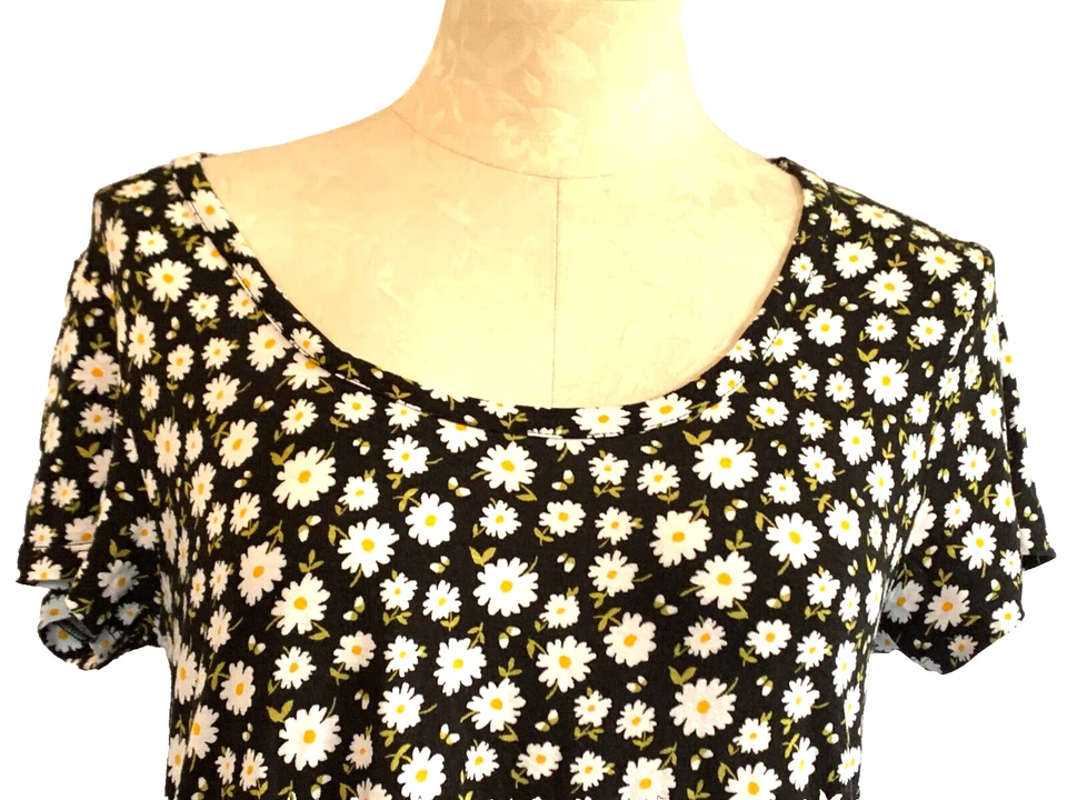 Conjunto de Pijama Layla Rayón/Spandex Tejido Margaritas Manga Corta Talla S Negro Capri Talla M Foto 4 de 4