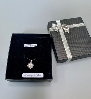 Eine Sterling Silber Kette mit einem Zirkonia Anhänger, neu in Box