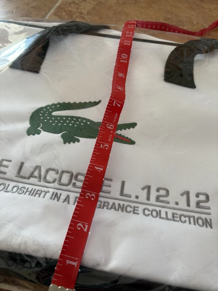 Bolso de lona con cremallera Lacoste Eau de Lacoste fragancia sin abrir con correa para el hombro Foto 4 de 4