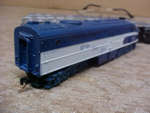 CON COR N GAUGE NICKEL PLATE ROAD Diesel #184 & PASSENGER CARS - Image 3 of 4