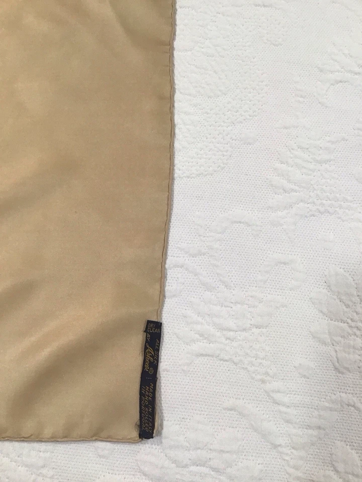 Квадратный мужской полностью шелковый карман ASHEAR 18 дюймов x 17,5 дюйма сделано в Италии вручную свернутый золотой - Изображение 4 из 4