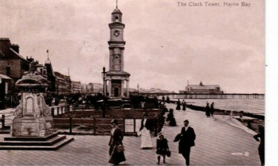 HERNE BAY, KENT - DER UHRTURM S/W POSTKARTE 