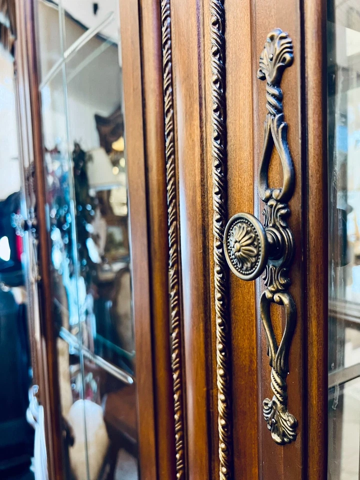 Armário de porcelana AICO por Michael Amini Bella Veneto - Imagem 2 de 4