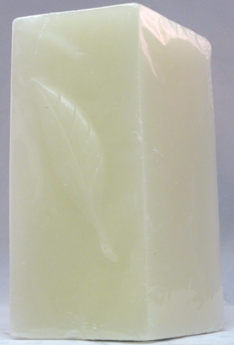 ELIZABETH ARDEN GREEN TEA FLOATING LEAF CANDLE - 5 INCHES HIGH - SEALED 6590₽