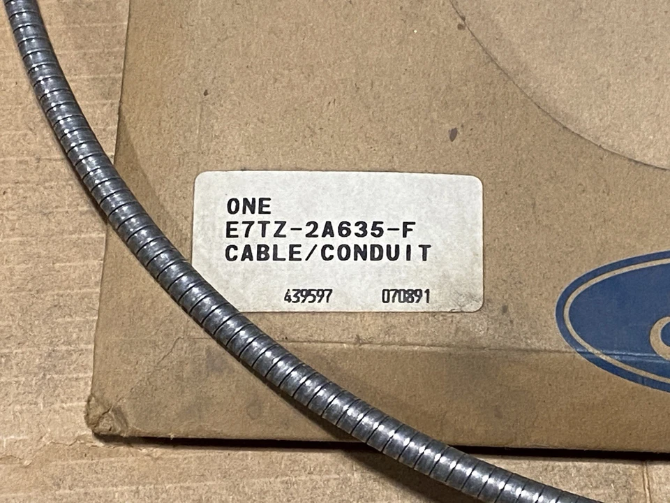 Cable de freno de estacionamiento trasero derecho Ford E7TZ-2A635-F -- 1980-1989 F250 F350 -- NUEVO DE STOCK Foto 2 de 4