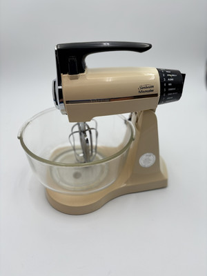 Sunbeam Mixmaster 01960 Vintage Stand Mixer Almond Cream w Glass Bowl Beaters