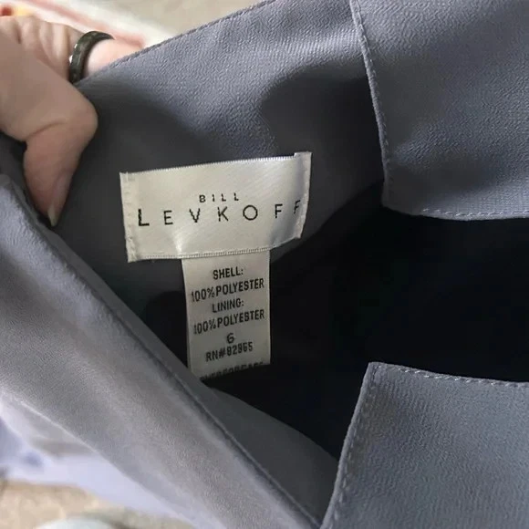 Vestido de dama de honor gris Bill Levkoff Foto 2 de 4