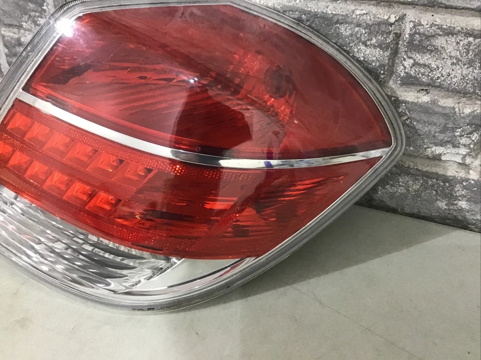 Luz trasera derecha Saturn Aura 2007 2008 2009 (lado del pasajero) OEM, completa Foto 3 de 4