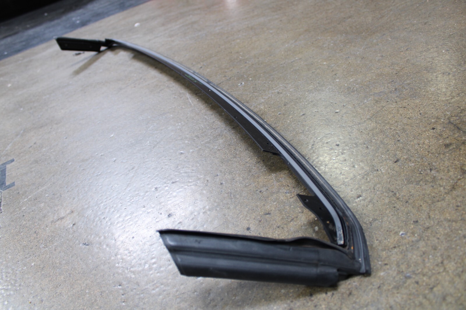 Lamborghini Gallardo, Spyder, Seal Top Front Moulding, Used, P/N 625019656019