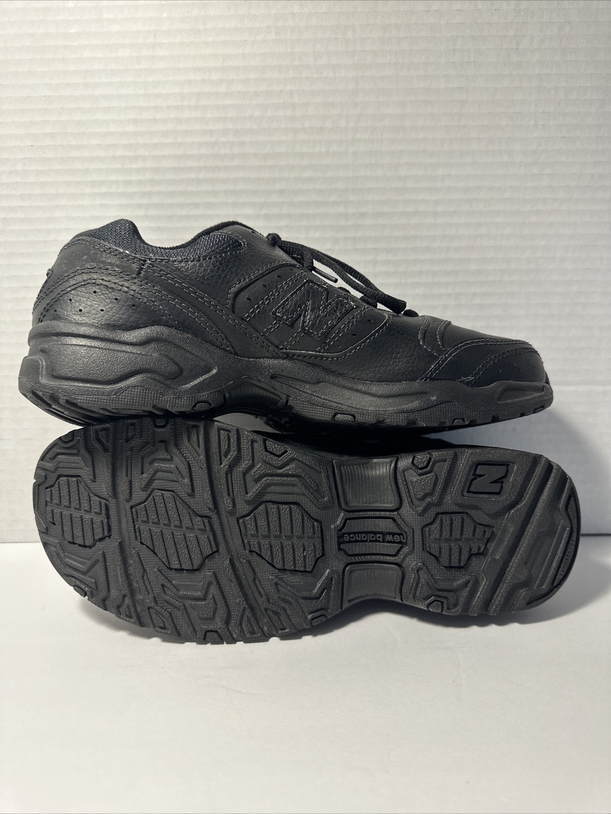 New Balance Womens Black Leather running Shoes sneakers excellent Sz 6