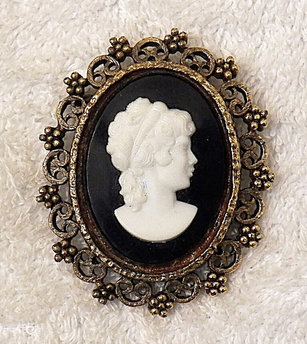 CLASSIC VICTORIAN CAMEO BROOCH FEMALE SILHOUETTE BLACK BACKGROUND