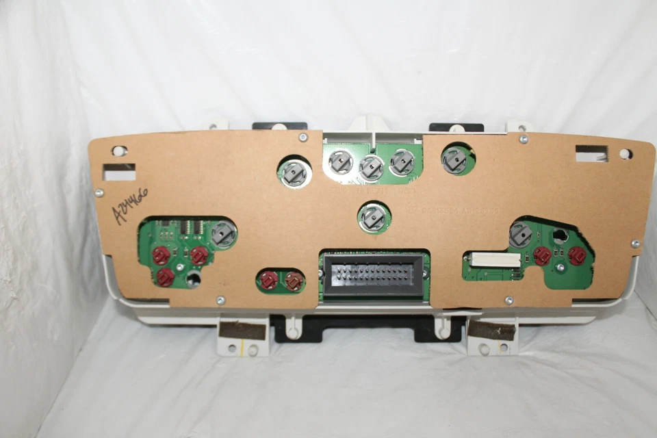 Cuadro de instrumentos velocímetro 03 04 05 Dodoge medidores de panel de neón 167.936 millas Foto 2 de 4