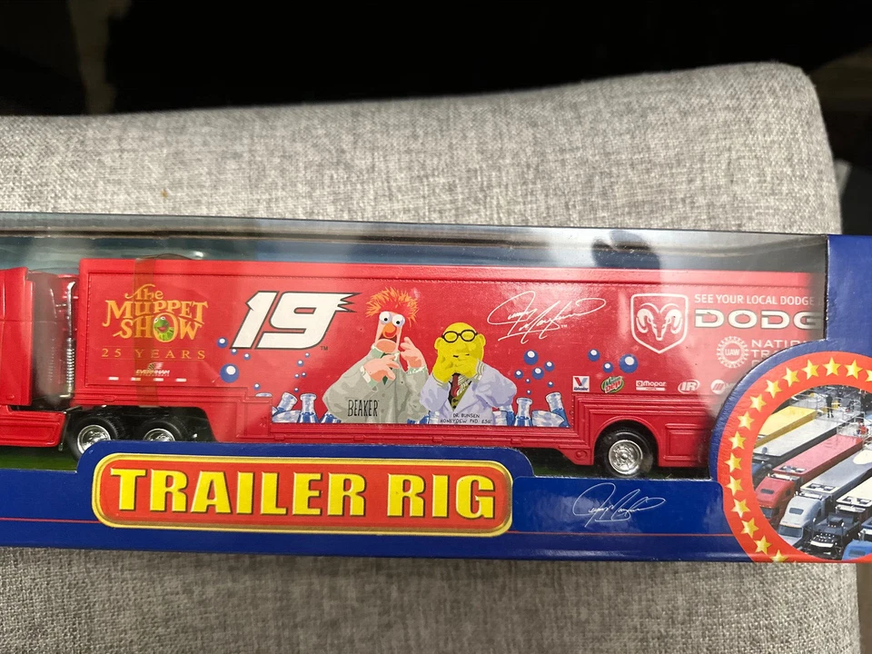 Plataforma de remolque NASCAR 2002 Winners Circle Muppets 25th Jeremy Mayfield #19 1:64 Foto 2 de 4