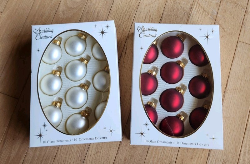 Set of 20 Glass Ball CHRISTMAS ORNAMENTS   10 Red   10  White   PRE-OWNED