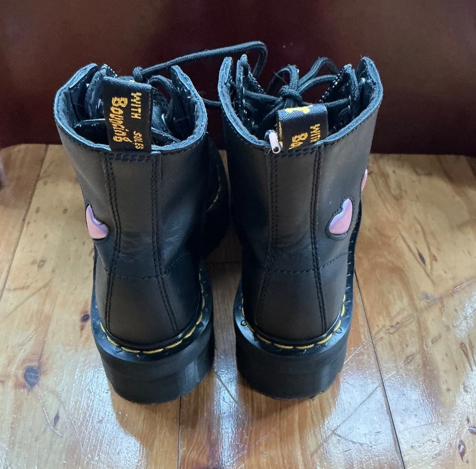 Botas Doc Dr. Martens Air Wair para mujer talla 5, diseño corazones Foto 2 de 4