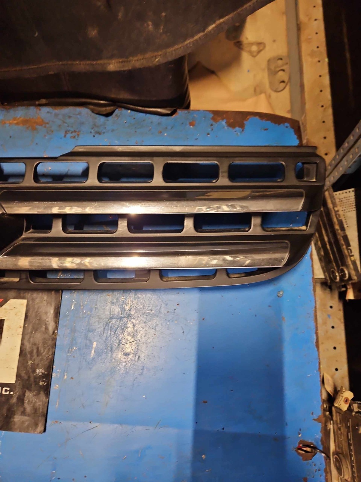 05-08 KIA SPORTAGE Grille Black W/Chrome Surround Horizontal Billet 'Badge' OEM