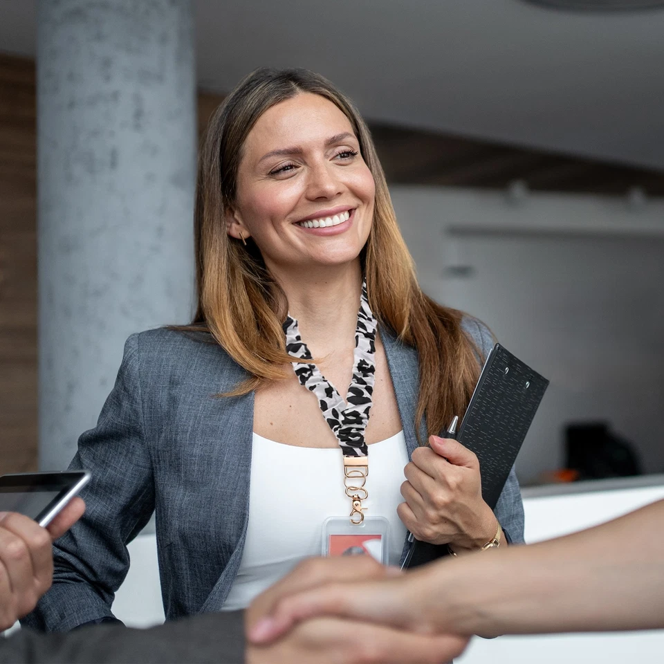 Cordones Scrunchie Teacher, paquete de 1 soporte de identificación, estampado de leopardo marrón dorado Foto 4 de 4